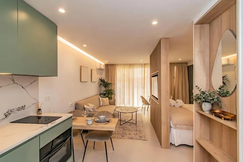 Marbella Beach & Center 0*,